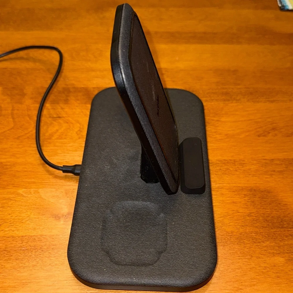 Mophie Dual Wireless Charging Pad in Dark Gray